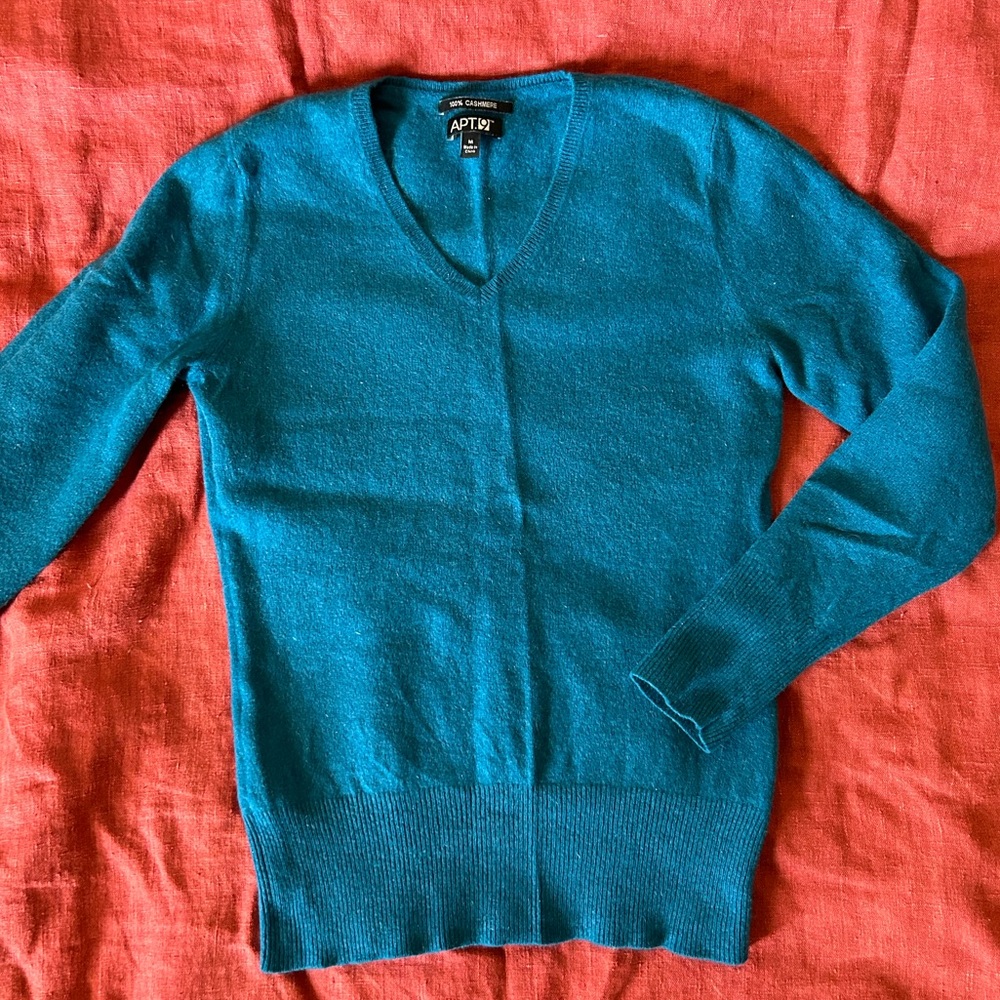 Blue V-neck 100% cashmere sweater from Apt 9